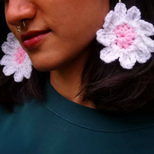 Load image into Gallery viewer, Flower Earrings
