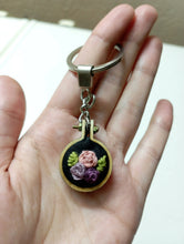 Load image into Gallery viewer, Flower keychain
